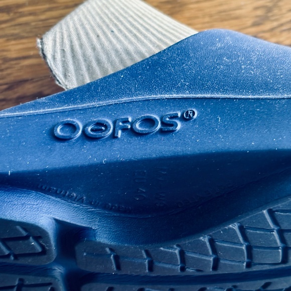 Nearly new Oofos recovery shoes - Picture 6 of 6